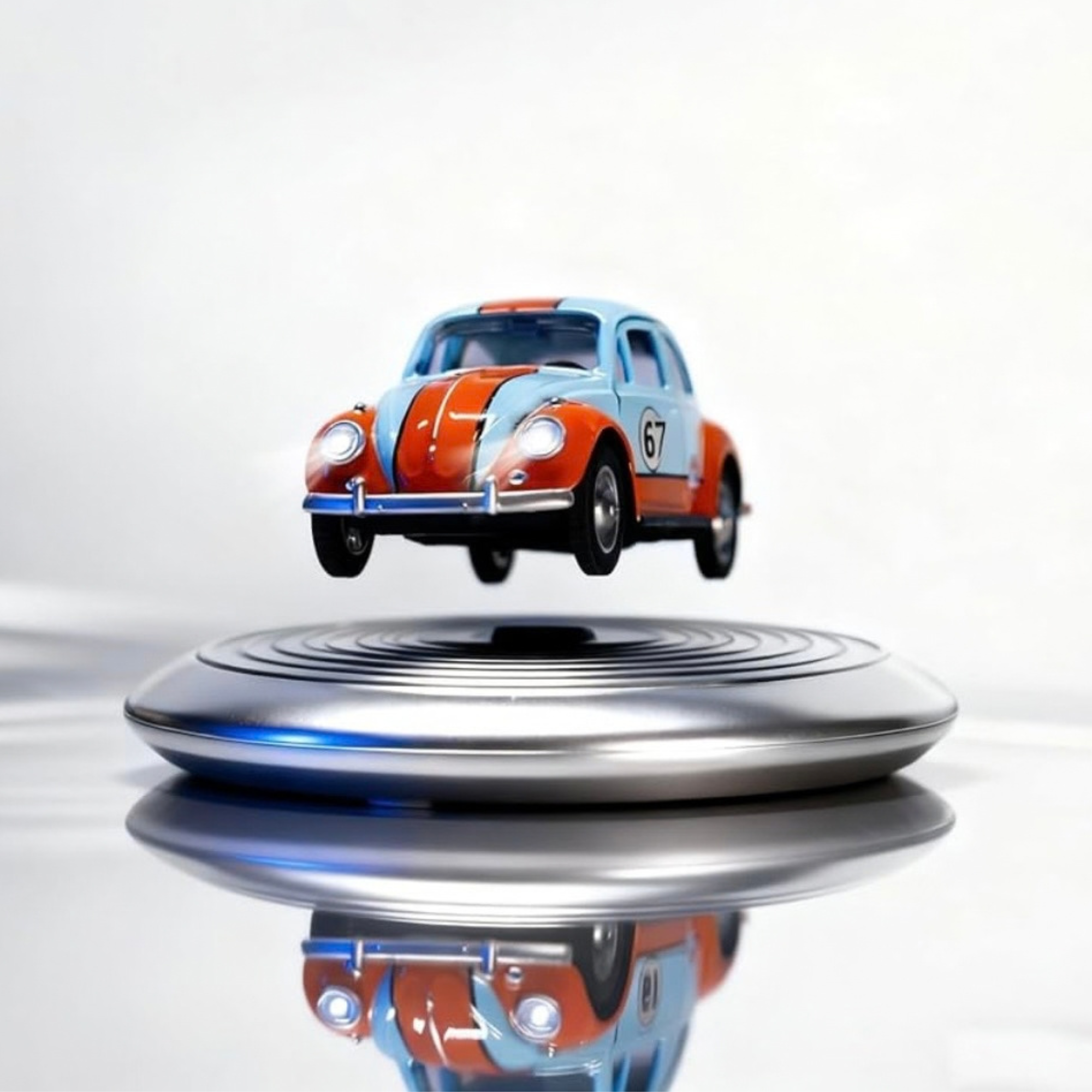 Vochito miniatura levitando sobre una base